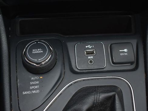 Used 2019 Jeep Cherokee Latitude Plus image 27