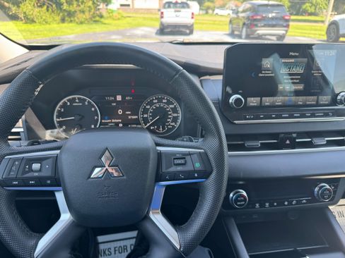 Used 2023 Mitsubishi Outlander SE FWD image 13