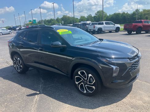 Used 2025 Chevrolet Trax RS w/ Driver Confidence Package FWD image 3