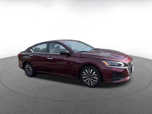 Used 2025 Nissan Altima 2.5 SV image 2
