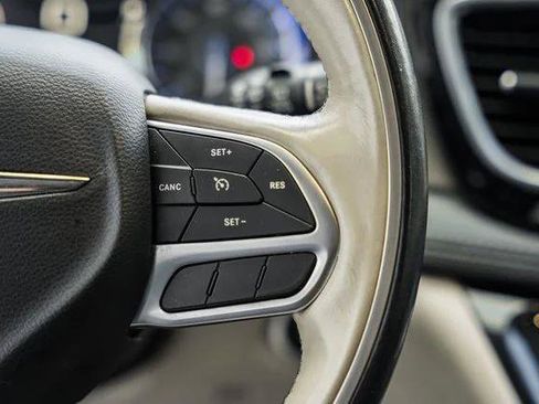 Certified 2019 Chrysler Pacifica Limited FWD image 31