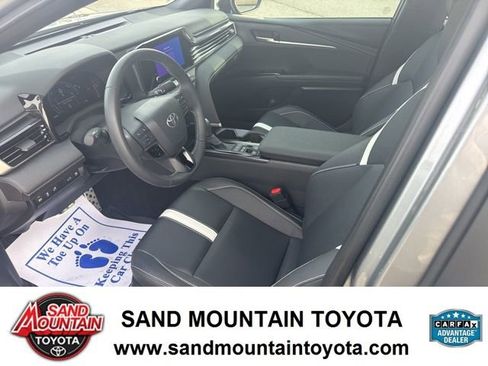 Used 2025 Toyota Camry SE w/ Convenience Package image 13
