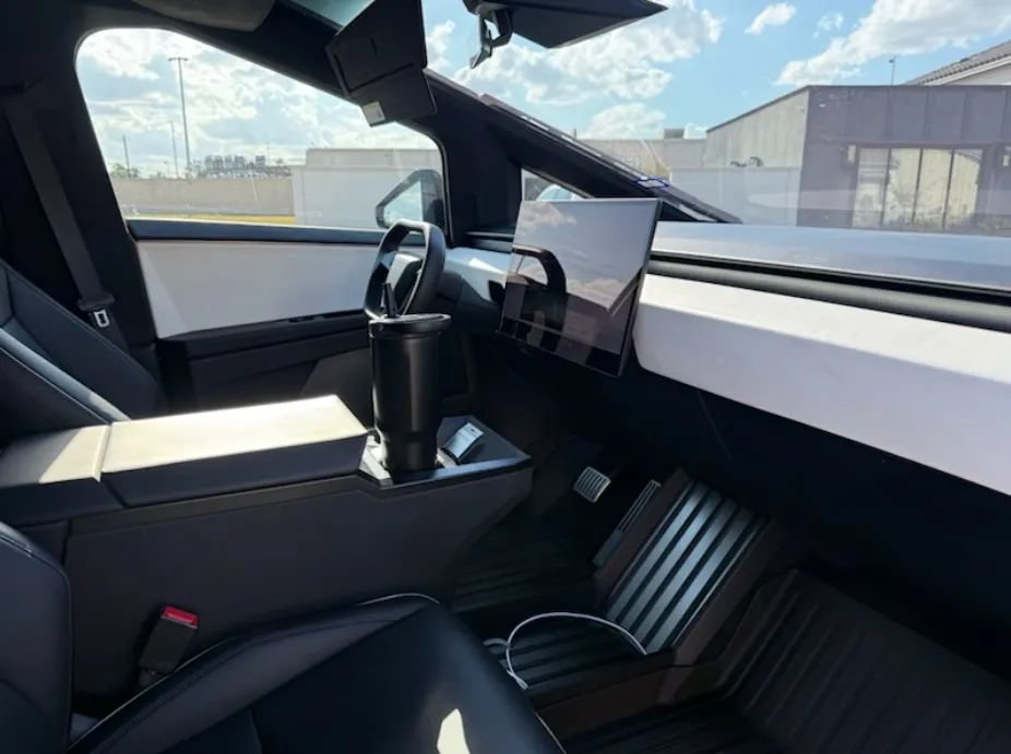 Used 2024 Tesla Cybertruck AWD Crew Cab image 2