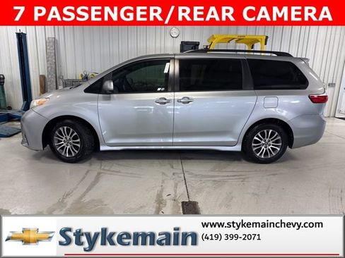 Used 2019 Toyota Sienna XLE w/ XLE Navigation Package image 3