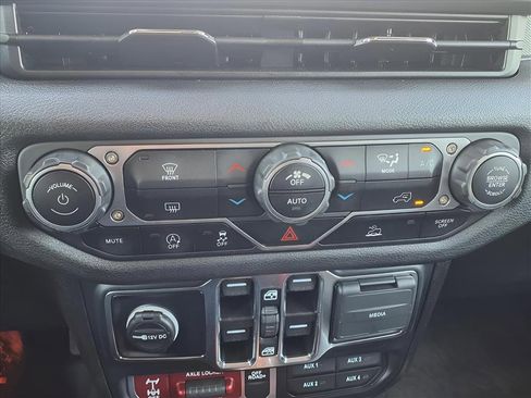 Used 2024 Jeep Gladiator Sport image 18