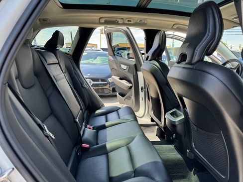 Used 2021 Volvo XC60 T5 Momentum w/ Premium Package FWD image 17