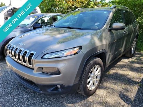 Used 2016 Jeep Cherokee Latitude w/ Cold Weather Group AWD/4WD image 1