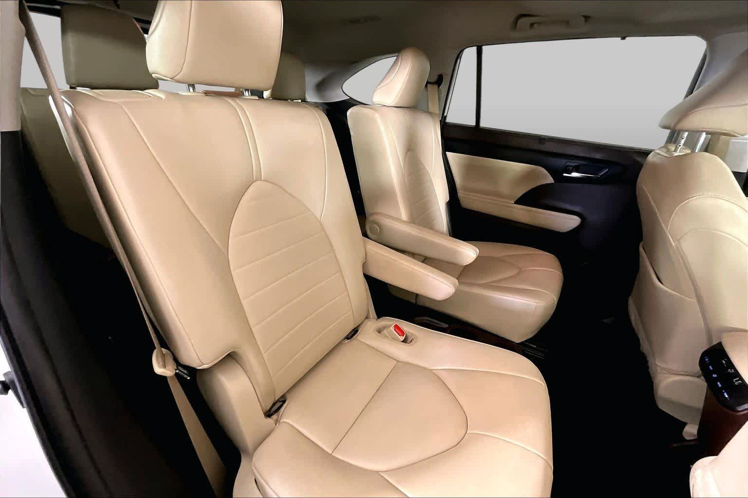 Used 2021 Toyota Highlander XLE FWD image 21