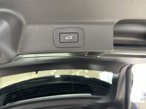 Used 2023 Jaguar F-PACE R-Dynamic S image 32