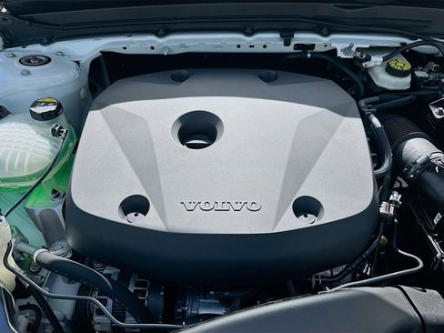 Used 2021 Volvo XC40 T4 R-Design image 35