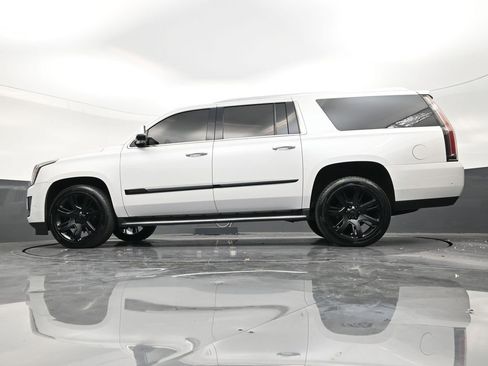 Used 2018 Cadillac Escalade ESV Luxury RWD image 22