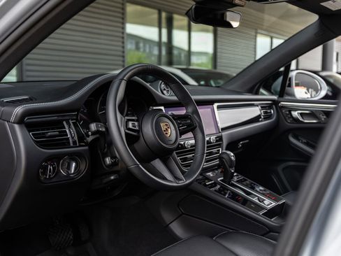 Certified 2025 Porsche Macan image 4