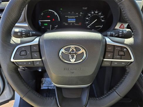 Used 2025 Toyota Sienna XLE image 21