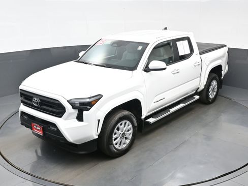 Used 2025 Toyota Tacoma SR5 AWD/4WD image 36