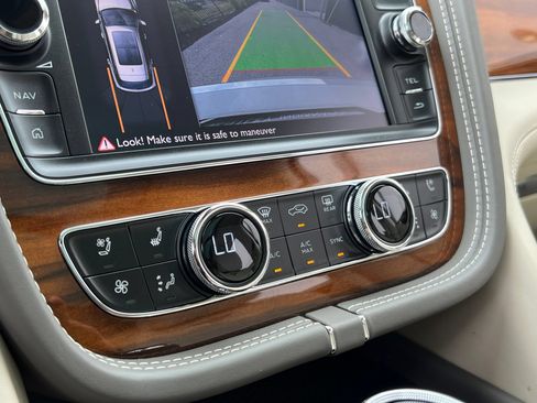 Used 2018 Bentley Bentayga AWD/4WD image 33