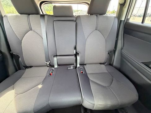 Used 2023 Toyota Highlander L AWD/4WD image 15
