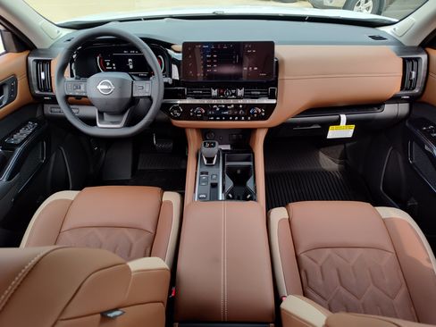 New 2026 Nissan Pathfinder Platinum FWD image 11