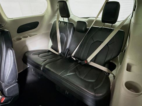 Used 2023 Chrysler Pacifica Touring-L FWD image 22