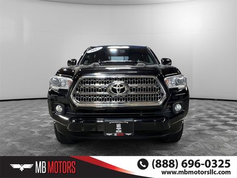 Used 2017 Toyota Tacoma TRD Sport image 10