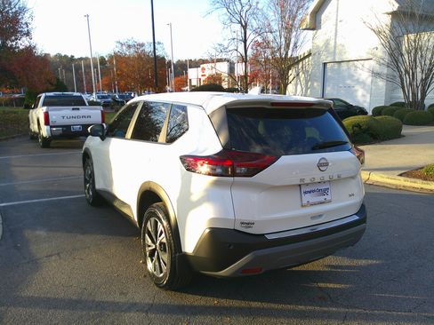 Used 2023 Nissan Rogue SV image 10