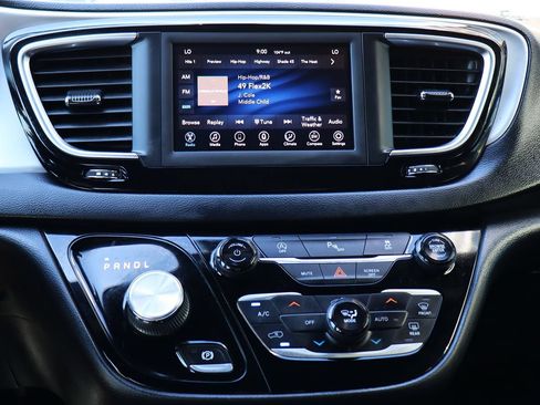 Used 2020 Chrysler Pacifica Touring w/ S Appearance Package FWD image 47