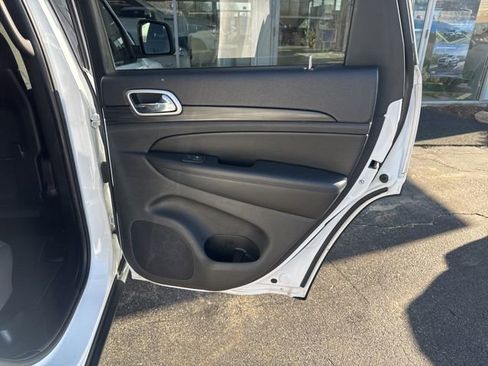 Used 2020 Jeep Grand Cherokee Laredo image 23