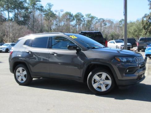 Used 2022 Jeep Compass Latitude image 2