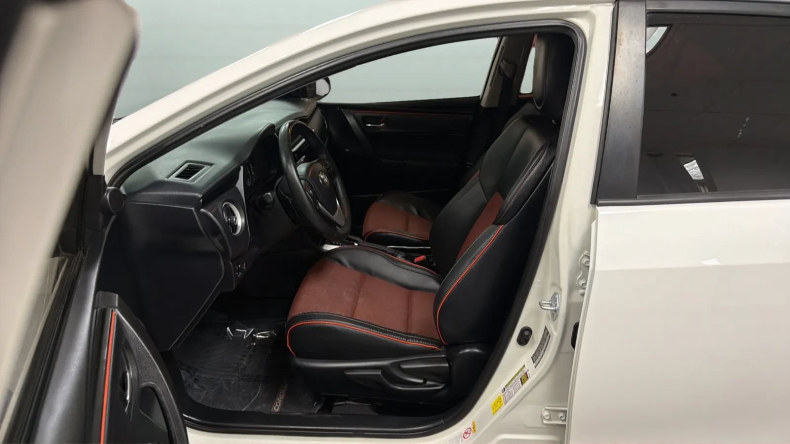 Used 2017 Toyota Corolla SE w/ SE Premium Package FWD image 22