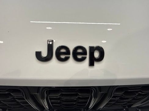 Used 2023 Jeep Grand Cherokee Altitude AWD/4WD image 14