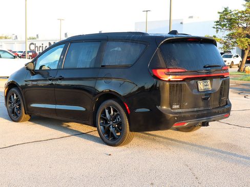 New 2026 Chrysler Pacifica Limited w/ S Appearance Package image 7