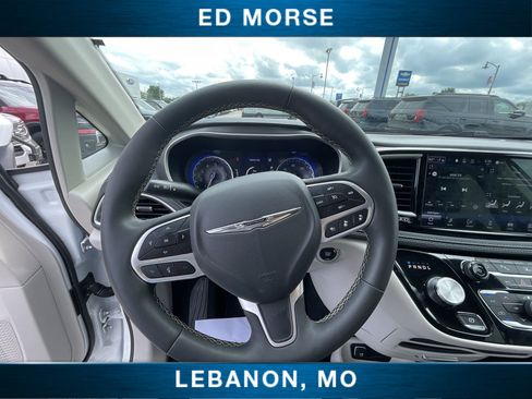 Used 2023 Chrysler Pacifica Touring-L FWD image 11