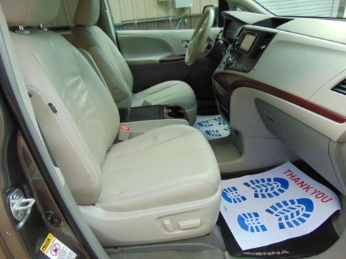 Used 2014 Toyota Sienna XLE w/ Entertainment Package FWD image 12