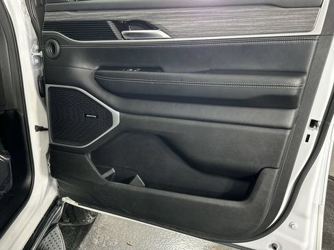 Used 2024 Jeep Wagoneer L Series III w/ Flexible Seating Group AWD/4WD image 30