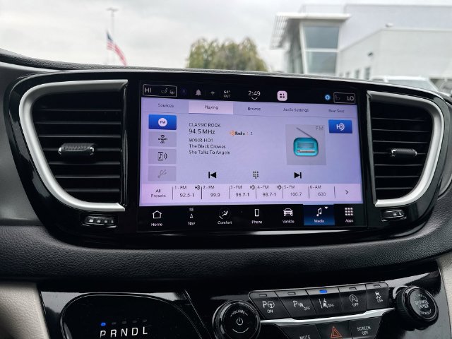 Used 2022 Chrysler Pacifica Touring-L w/ Uconnect Theater Family Group FWD image 13
