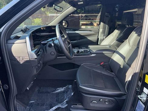 Used 2025 Cadillac Escalade ESV Sport AWD/4WD image 13