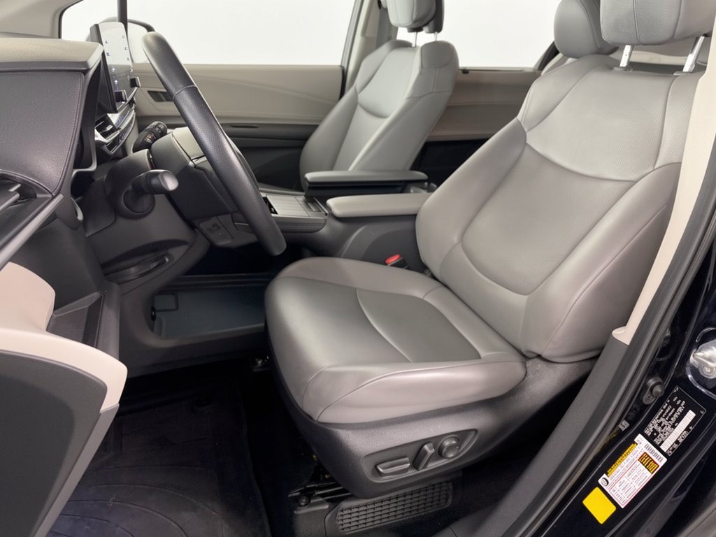 Used 2024 Toyota Sienna XLE FWD image 5