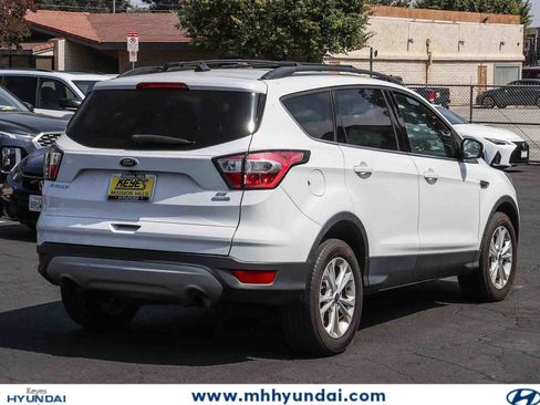 Used 2018 Ford Escape SE w/ SE Sync 3 Package AWD/4WD image 4