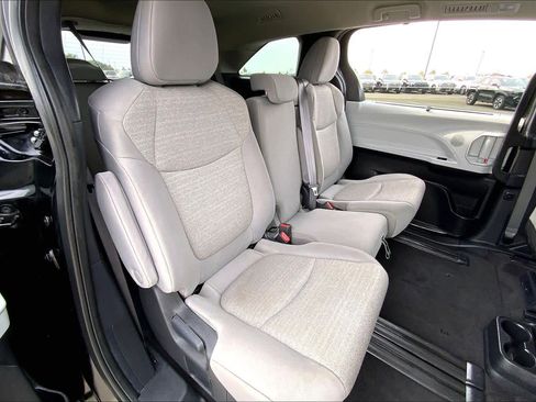Used 2025 Toyota Sienna LE image 19