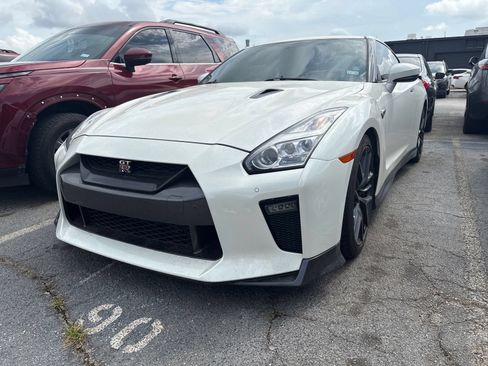 Used 2019 Nissan GT-R Premium w/ Premium Interior Package AWD/4WD image 2