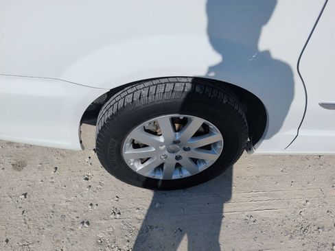 Used 2015 Chrysler Town & Country Touring FWD image 10