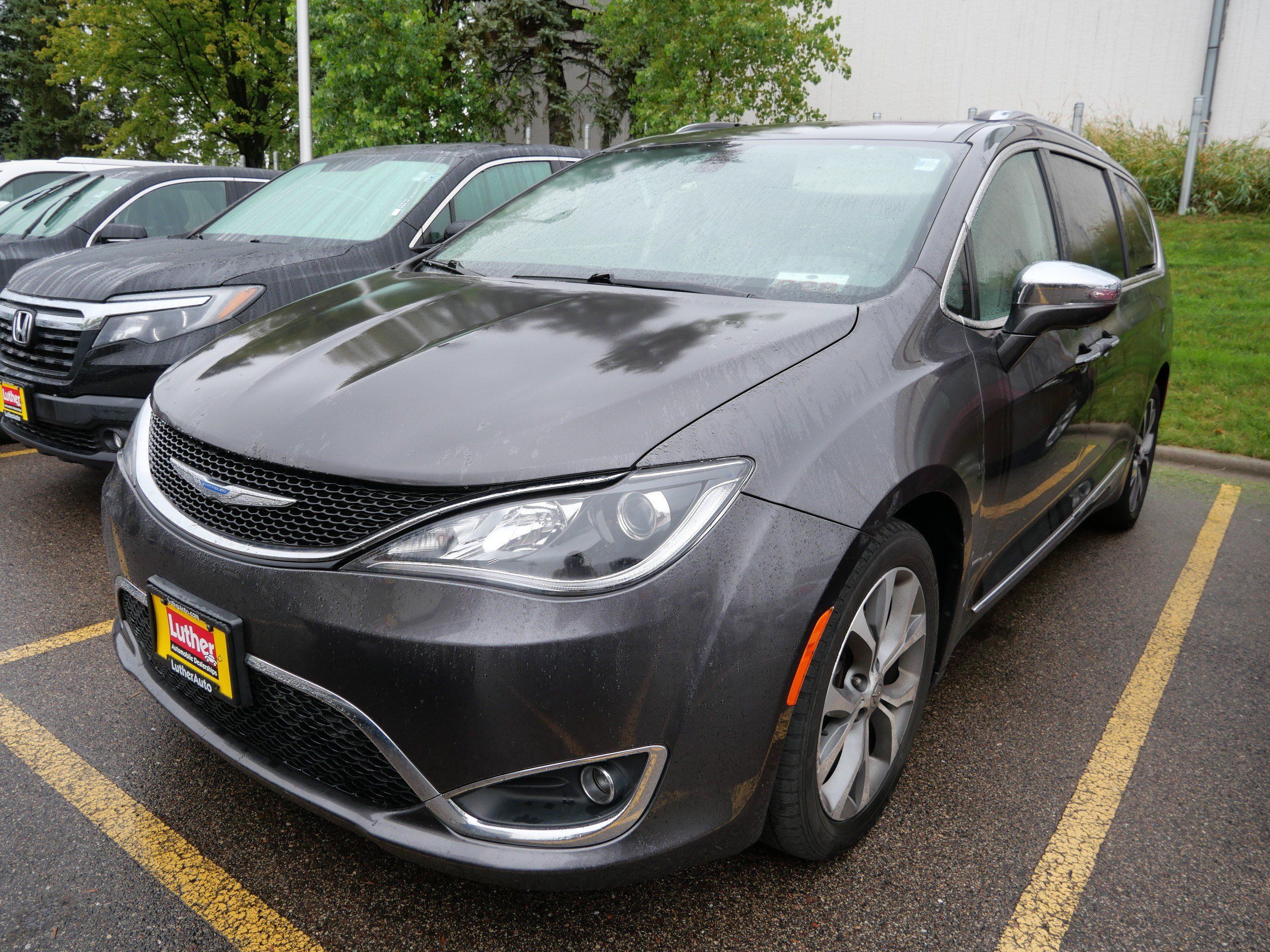 Used 2018 Chrysler Pacifica Limited FWD image 2