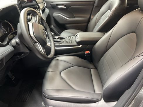 Used 2026 Toyota Highlander XLE image 16
