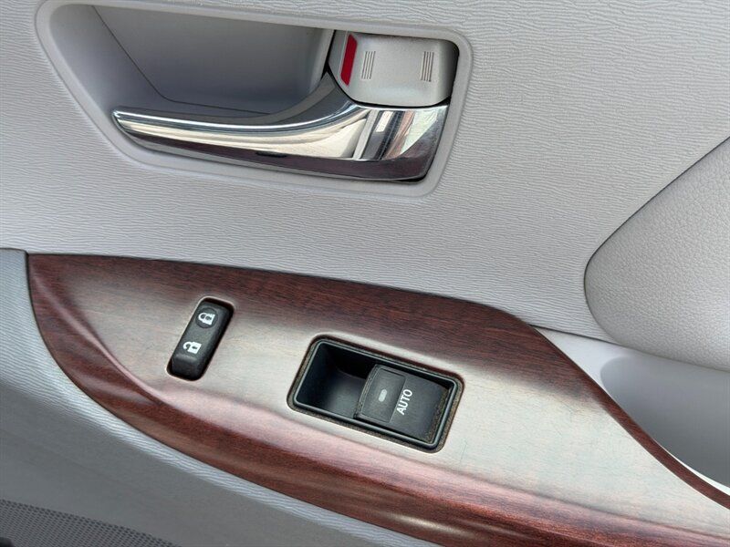 Used 2014 Toyota Sienna XLE w/ XLE Premium Package FWD image 30