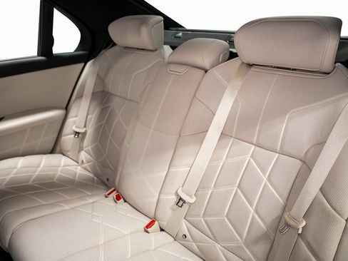 Used 2023 BMW 740i w/ Luxury Rear Seating Package image 36