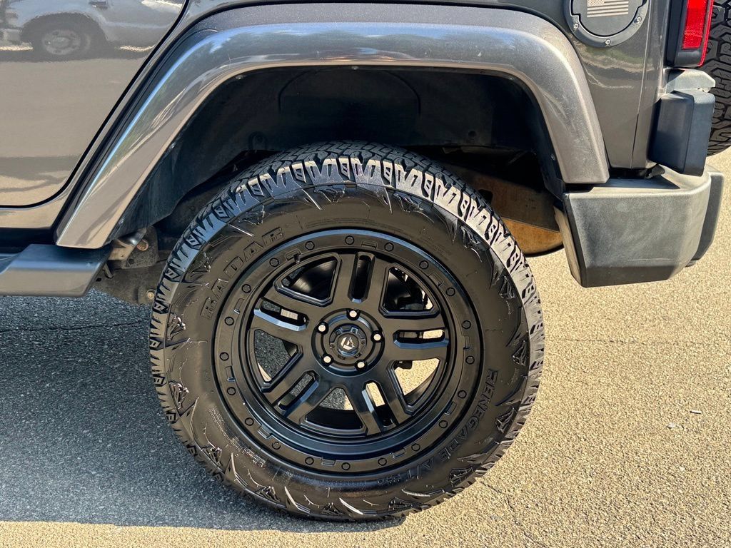 Used 2017 Jeep Wrangler Unlimited Sahara w/ Connectivity Group AWD/4WD image 33