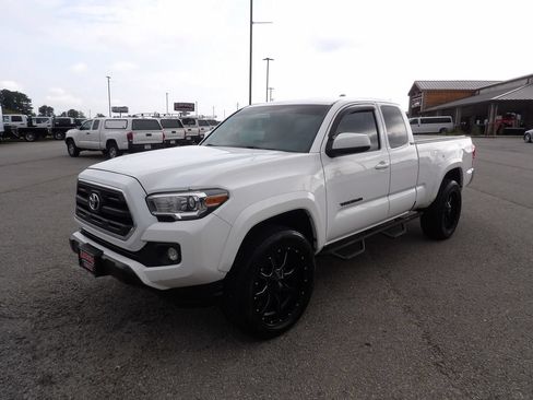 Used 2016 Toyota Tacoma SR5 w/ SR5 Appearance Package (SN) AWD/4WD image 3