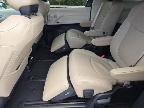Certified 2024 Toyota Sienna Limited image 24