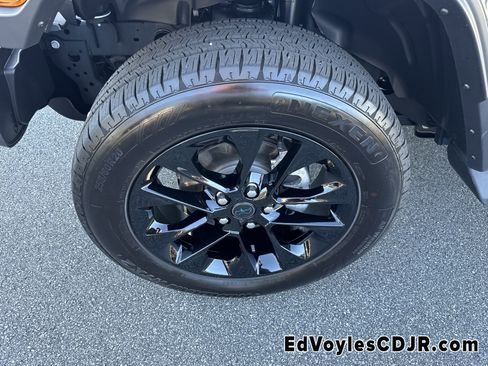 Used 2025 Jeep Wrangler Sahara image 14