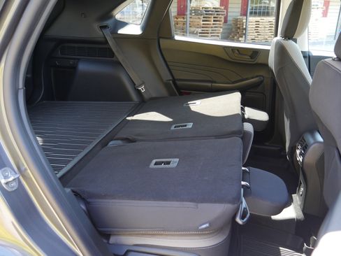 Used 2022 Ford Escape SE w/ SE Sport Appearance Package image 28