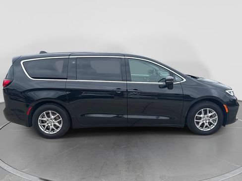 Used 2023 Chrysler Pacifica Touring-L FWD image 9